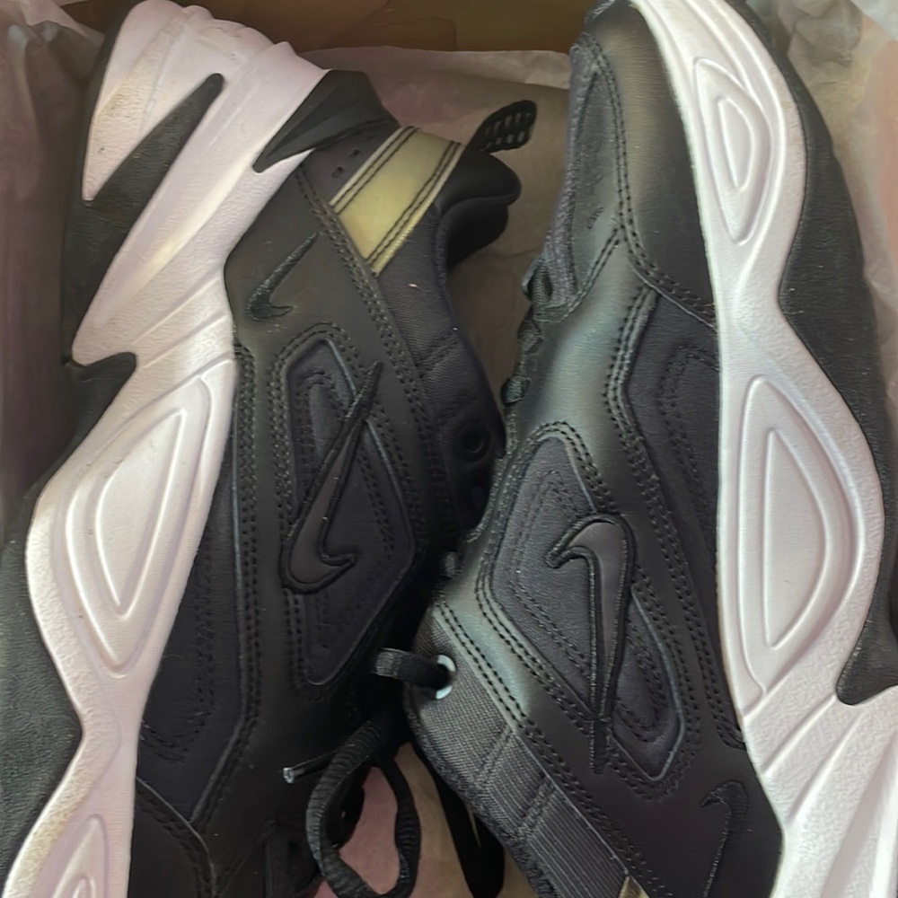 Nike tekno black and white